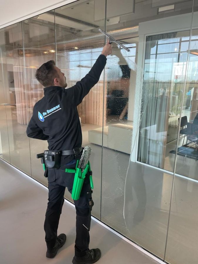 Glazenwasser in Almere